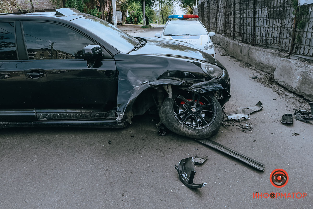 В Днепре пьяный на Porsche сбил двоих человек и повредил автомобили. Фото: Информатор